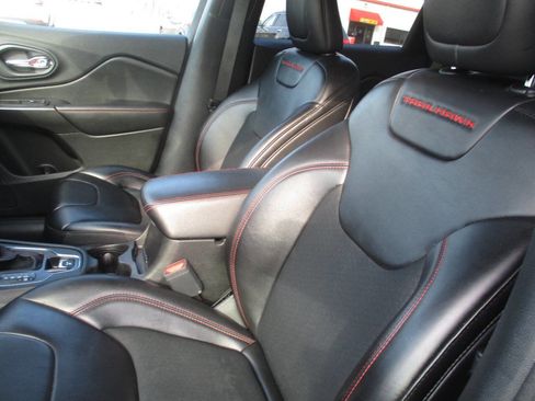 Used 2019 Jeep Cherokee Trailhawk w/ Cold Weather Group image 17