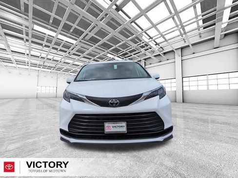 Used 2026 Toyota Sienna LE FWD image 9