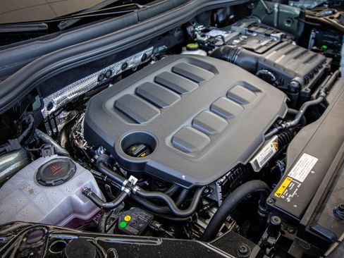 New 2026 Volkswagen Tiguan SE R-Line FWD image 10