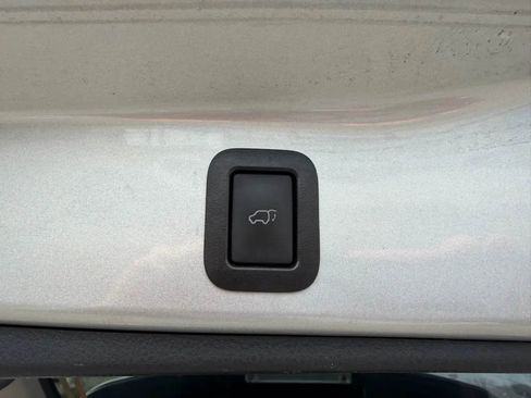 Used 2017 Toyota Highlander Plus w/ Carpet Mat Package image 36