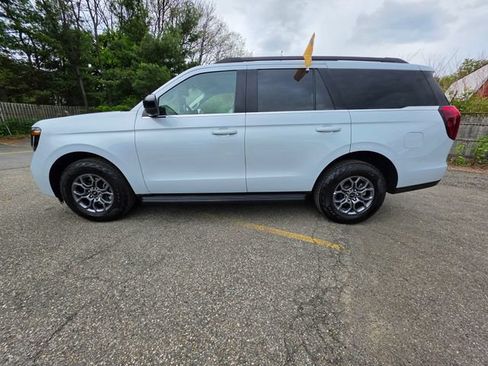 Certified 2025 Ford Expedition Active AWD/4WD image 3