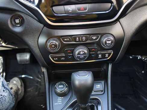 Used 2019 Jeep Cherokee Limited AWD/4WD image 21