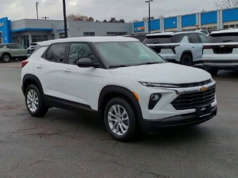 Used 2024 Chevrolet TrailBlazer LS w/ LS Convenience Package image 2