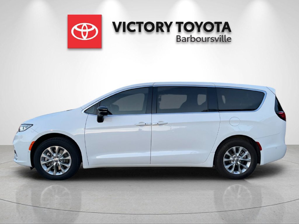 Used 2025 Chrysler Pacifica Select AWD/4WD image 2