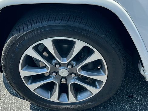 Used 2017 Jeep Grand Cherokee Overland AWD/4WD image 10