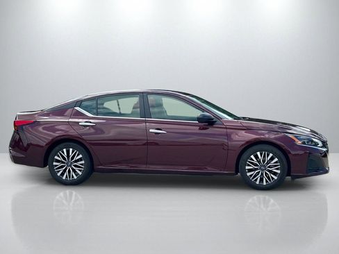 Used 2025 Nissan Altima 2.5 SV FWD image 4