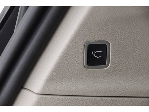 Used 2023 Chrysler Pacifica Limited w/ Uconnect Theater Family Group image 26