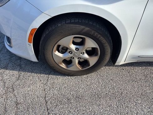 Certified 2017 Chrysler Pacifica Touring-L Plus w/ Advanced Safetytec Group image 9