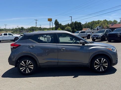 Used 2018 Nissan Kicks SV FWD image 2