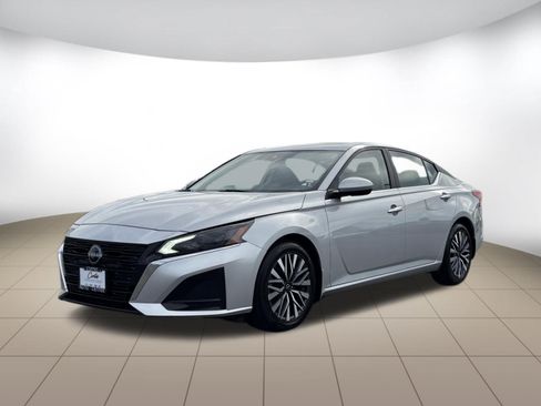 Used 2024 Nissan Altima 2.5 SV w/ SV Premium Package FWD image 3