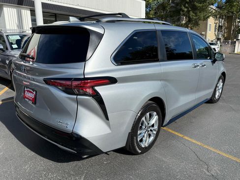 Used 2024 Toyota Sienna Limited AWD/4WD image 10