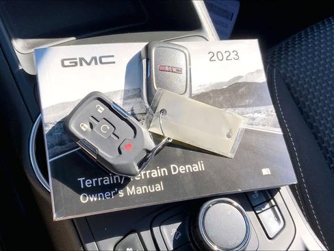 Used 2023 GMC Terrain SLE w/ Driver Convenience Package image 13