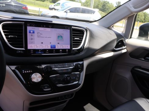 Used 2023 Chrysler Pacifica Touring-L FWD image 33