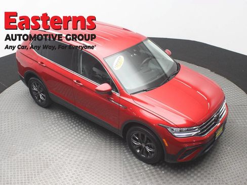 Used 2023 Volkswagen Tiguan SE AWD/4WD image 3