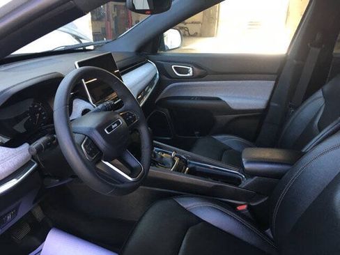 Used 2024 Jeep Compass Latitude AWD/4WD image 19