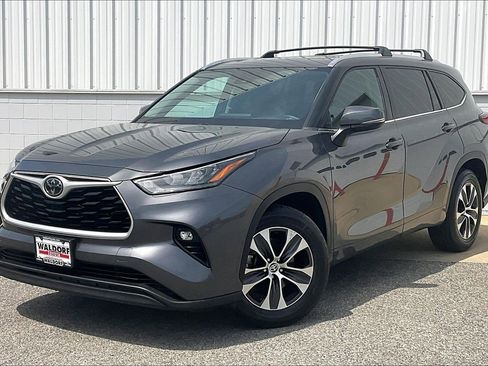 Used 2020 Toyota Highlander XLE FWD image 2