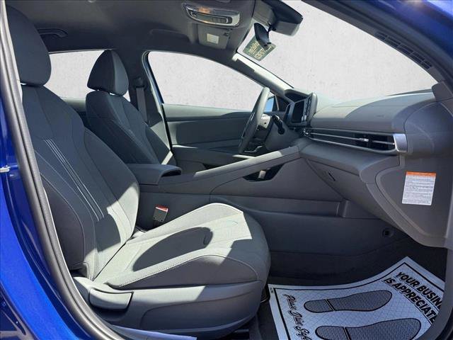 Used 2025 Hyundai Elantra Hybrid FWD image 17