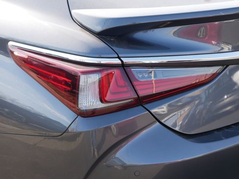 Used 2024 Lexus ES 250 w/ Premium Package image 17