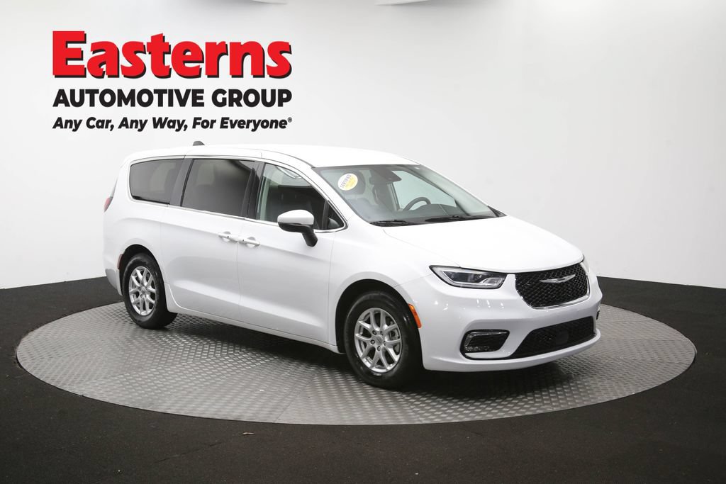 Used 2023 Chrysler Pacifica Touring-L FWD image 51