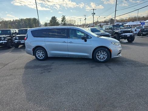 New 2026 Chrysler Pacifica Select image 8