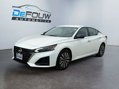 Used 2025 Nissan Altima 2.5 SV FWD image 7