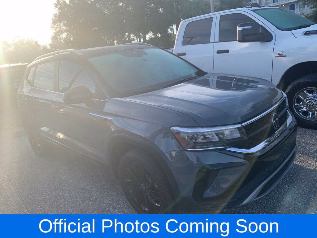 Used 2024 Volkswagen Taos SE w/ Panoramic Sunroof Package FWD image 1
