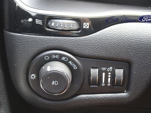 Used 2021 Jeep Cherokee Latitude Plus FWD image 20
