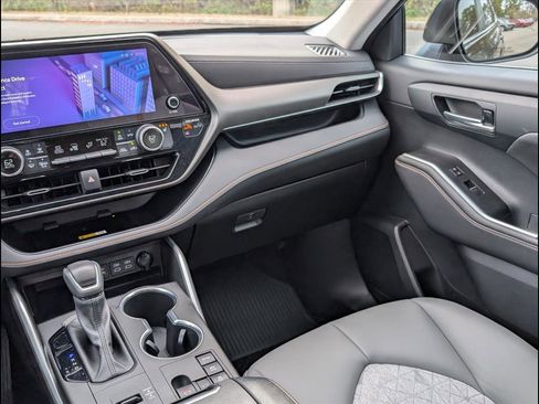 Used 2023 Toyota Highlander Bronze Edition image 9