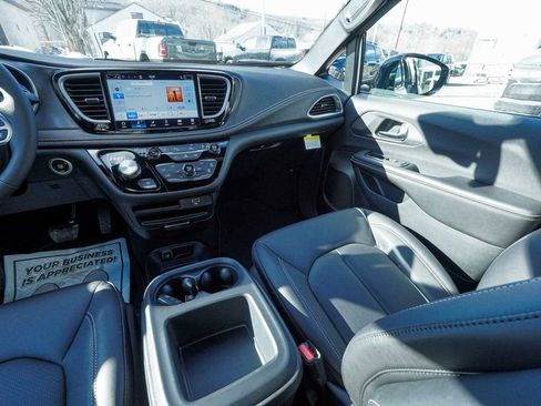 New 2026 Chrysler Pacifica Select image 40
