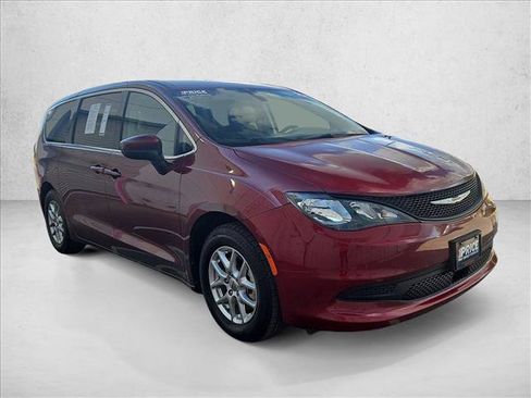 Used 2022 Chrysler Voyager LX FWD image 3