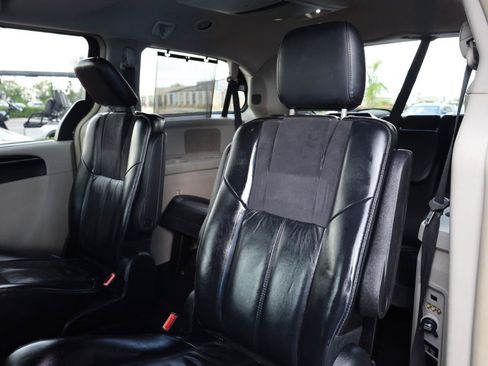 Used 2015 Chrysler Town & Country Limited Platinum FWD image 15