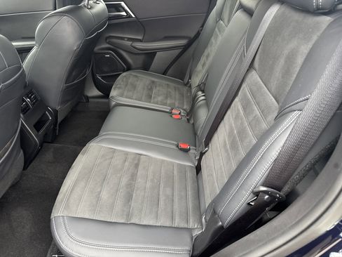 Used 2025 Mitsubishi Outlander SE image 6