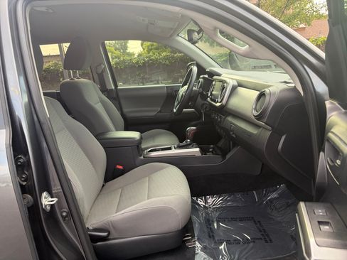 Used 2020 Toyota Tacoma SR5 RWD image 29