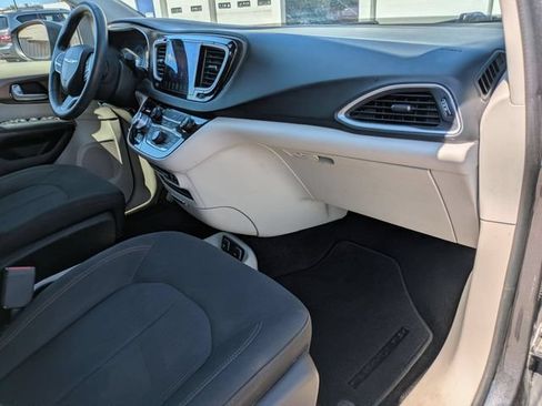 Used 2017 Chrysler Pacifica Touring FWD image 27