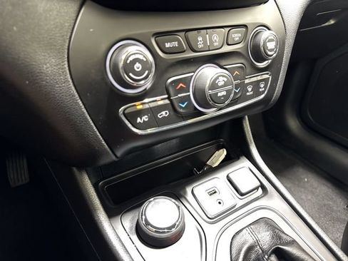 Used 2022 Jeep Cherokee Latitude Lux w/ Sun & Sound Group AWD/4WD image 20