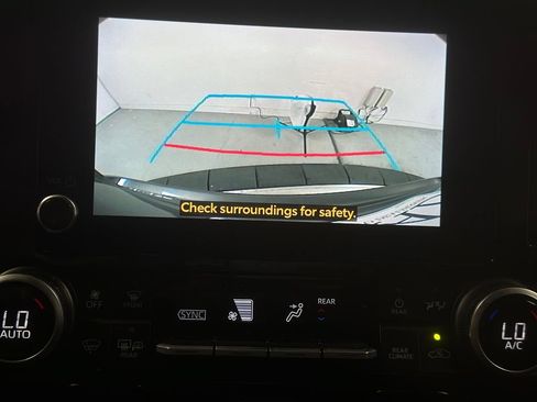 Used 2025 Toyota Highlander LE FWD image 4