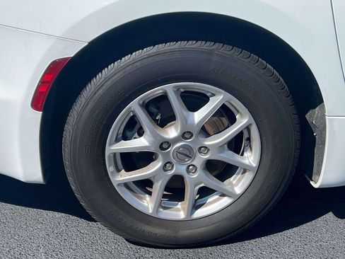 Used 2023 Chrysler Pacifica Touring-L FWD image 11
