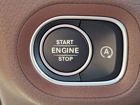 Used 2025 Mercedes-Benz GLS 450 4MATIC image 31