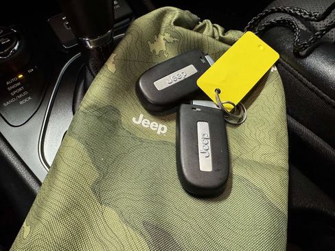 Used 2022 Jeep Cherokee Trailhawk w/ Premium Leather Package AWD/4WD image 38