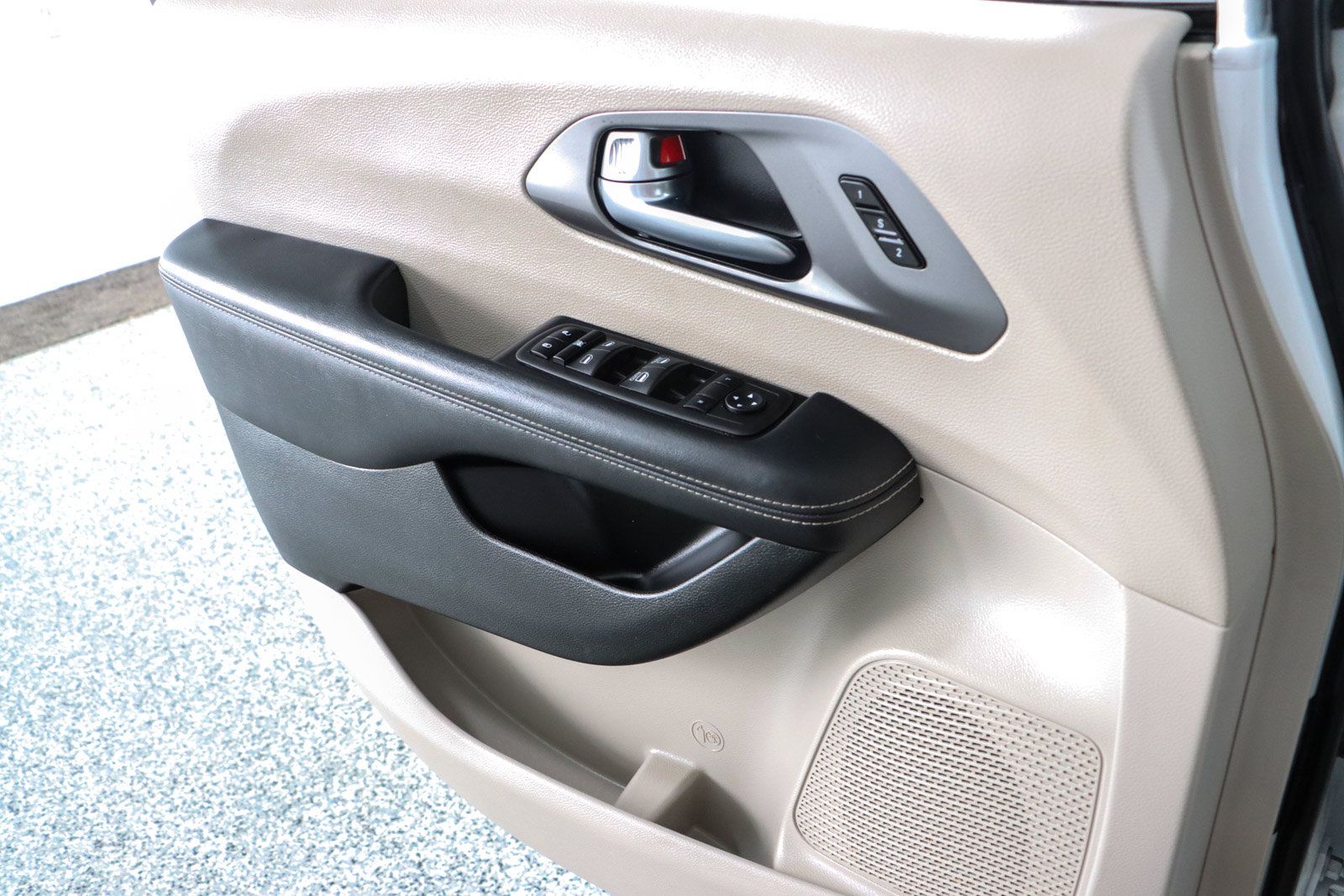 Used 2023 Chrysler Pacifica Touring-L FWD image 21