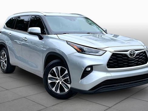 Used 2021 Toyota Highlander XLE FWD image 4