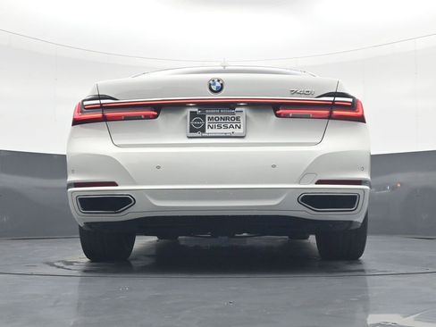 Used 2021 BMW 740i image 12