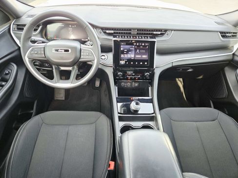 Used 2024 Jeep Grand Cherokee Laredo image 10