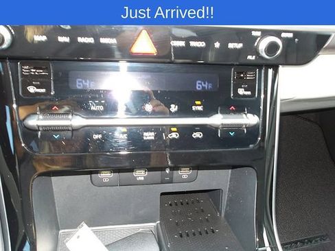 Used 2024 Kia Carnival EX FWD image 21