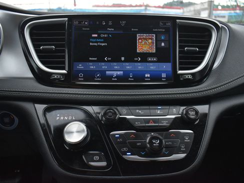Used 2023 Chrysler Pacifica Touring FWD image 26