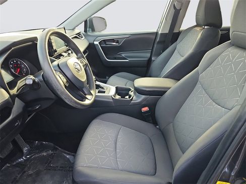 Used 2020 Toyota RAV4 XLE image 18