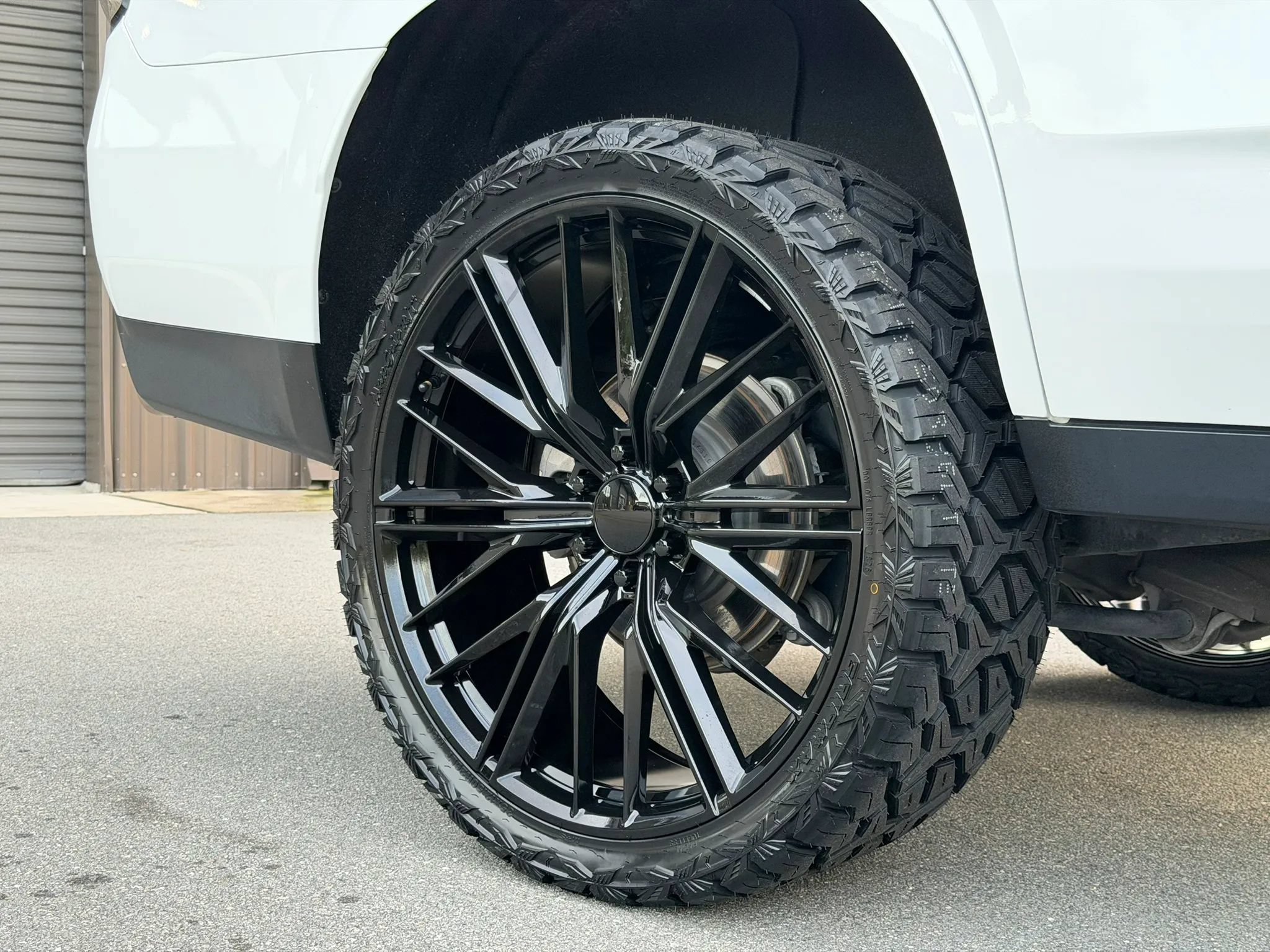 Used 2021 Chevrolet Tahoe Premier w/ Premium Package AWD/4WD image 19