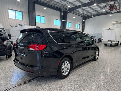 Used 2022 Chrysler Voyager LX FWD image 5