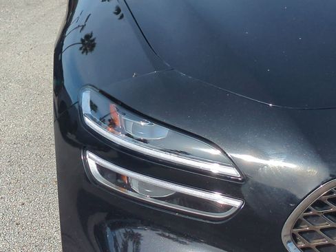 Used 2023 Genesis G70 2.0T image 9