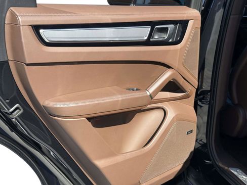Used 2023 Porsche Cayenne Platinum Edition image 33